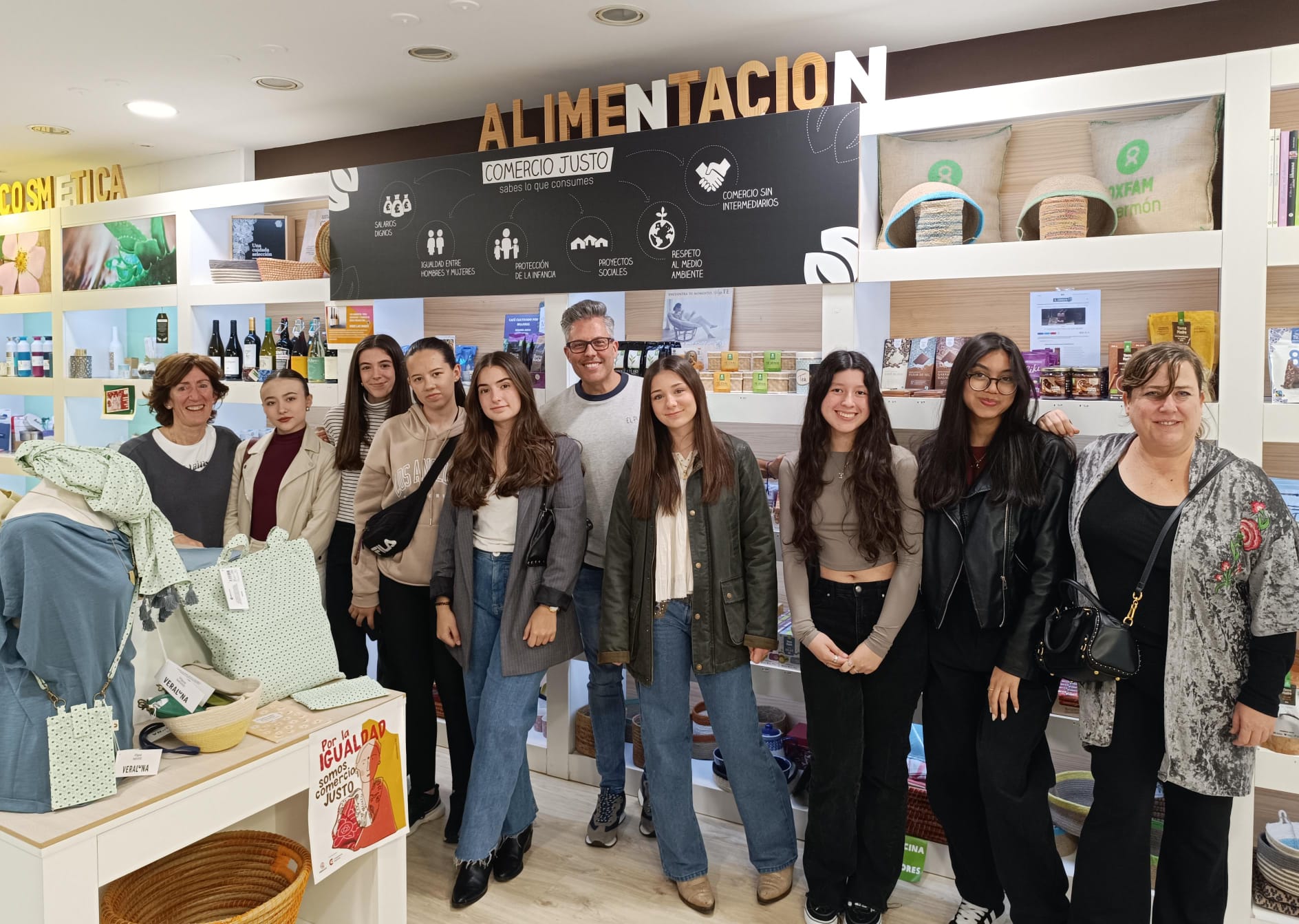 FISC Joven visita la tienda de OXFAM Intermón